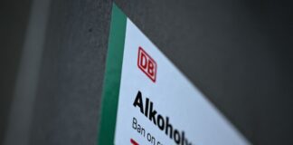 Alkoholverbot bei der Bahn ohne Auffälligkeiten gestartet Schilder weisen auf das Alkoholverbot am Berliner Hauptbahnhof hin.