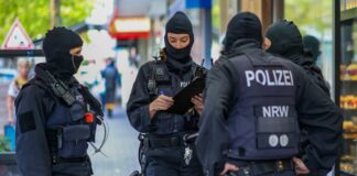 Polizeibeamte während der Razzia in Duisburg 