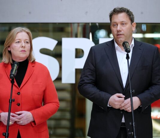 SPD-Spitze an Linke: Antisemitismus nicht mit uns Die SPD-Vorsitzenden Bas und Klingbeil nehmen die Linke in die Pflicht.
