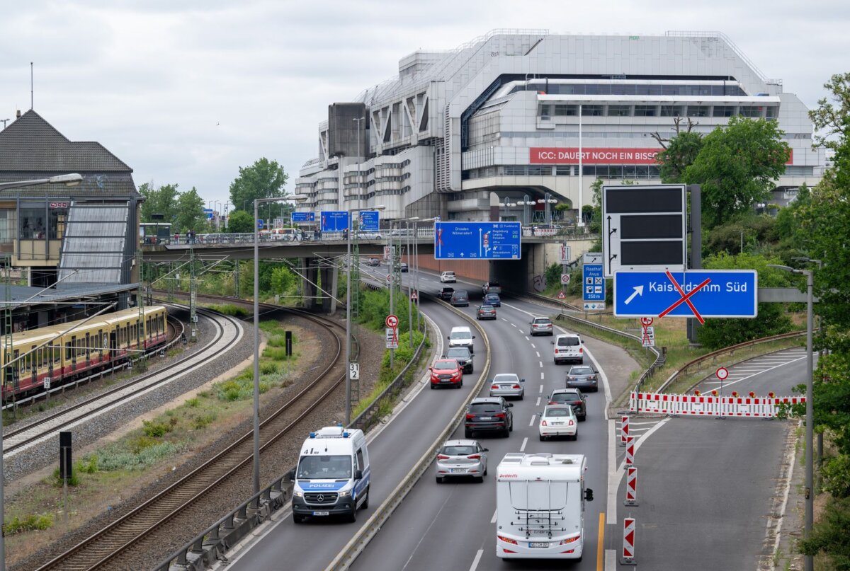 Stadtautobahn A100 Am Autobahndreieck Funkturm ändert sich ab Montag die Verkehrsführung, um von der A115 auf die A100 zu gelangen. (Archivbild)