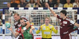 Füchse Berlin vor Magdeburg-Duell: «Sind Riesen-Underdog» Füchse-Kapitän Max Darj packt im Supercup gegen Magdeburgs Felix Claar ordentlich zu