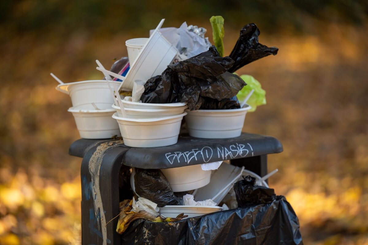 Überfüllter Mülleimer Ob Potsdam künftig sauberer wird? Anders als in Berlin wird in Potsdam ab 1. Oktober eine kommunale Verpackungssteuer fällig. (Symbolbild)