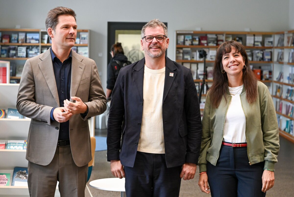Start für Dreiergespräche zur Regierungsbildung in Berlin Die Politiker Steffen Krach (l-r, SPD), Werner Graf (Bündnis 90/Die Grünen) und Elif Eralp (Linke) waren Spitzenkandidaten ihrer Parteien für die Berlin-Wahl am 20. September. (Archivbild)