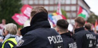 16 Festnahmen bei Demo gegen Wehrpflicht in Berlin In Berlin nimmt die Polizei bei einer Demonstration gegen die Wehrpflicht 16 Menschen fest.