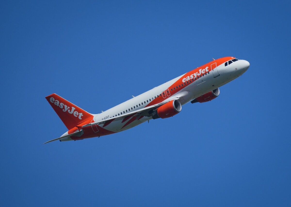 Flugzeug von Easyjet Easyjet bietet künftig vom BER aus auch Flüge nach Rimini und Ljubljana an. (Archivbild)