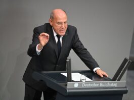 Gysi warnt vor Instrumentalisierung von Antisemitismus Der Linken-Abgeordnete Gysi wehrt sich gegen die Kritik der anderen Parteien.