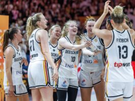 Feueralarm im Hotel: Basketballerinnen nachts auf der Straße Nach dem Sieg gegen Japan wurden die Basketballerinnen von einem Feueralarm gestört.