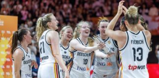 Feueralarm im Hotel: Basketballerinnen nachts auf der Straße Nach dem Sieg gegen Japan wurden die Basketballerinnen von einem Feueralarm gestört.
