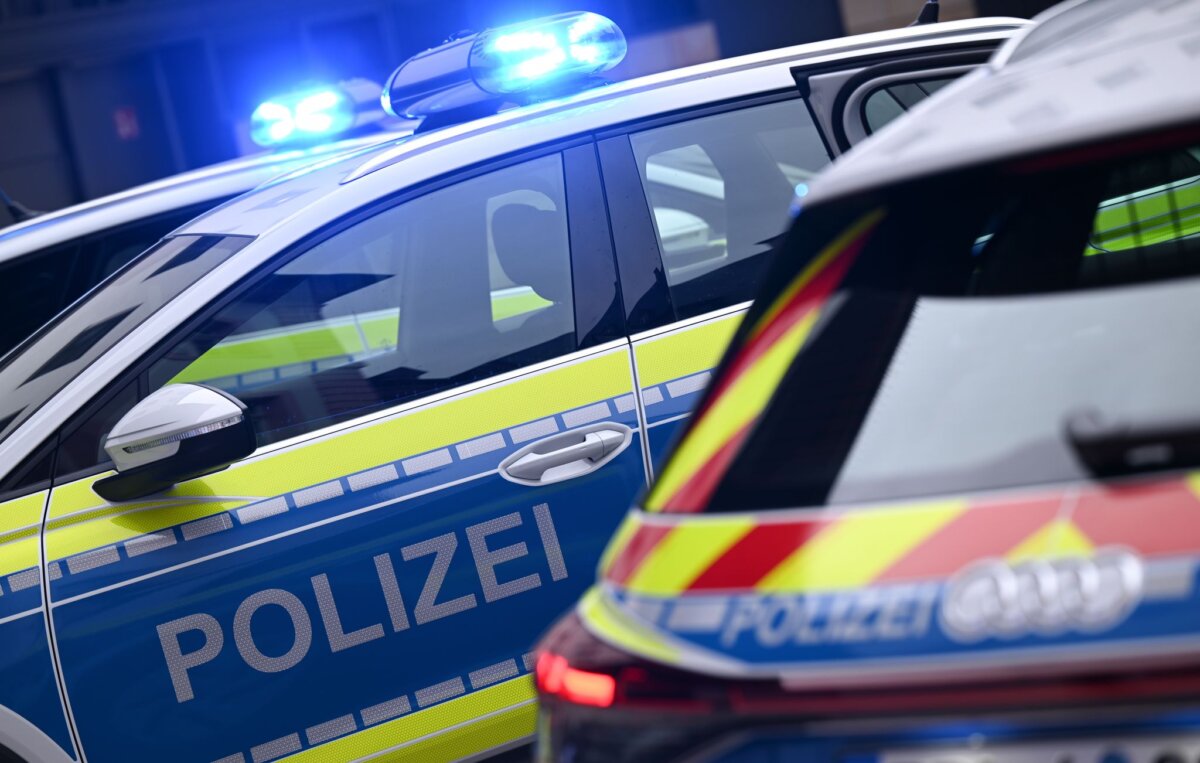 Polizei Die Täter zerstörten die Tür mit einem Gullydeckel. (Symbolbild)