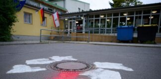 Wahlleiter: Wahlbetrieb gut angelaufen – unerlaubte Graffiti Auf dem Boden vor einem Wahllokal in einer Grundschule im Ortsteil Kladow wurde der Schriftzug «FCK AfD» übermalt.