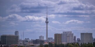 CSU fordert schnelles Verbot von Immobilien-Enteignungen Wohnhäuser in Berlin: Die Linke will Wohnungskonzerne in der Hauptstadt gegen Entschädigung enteignen. (Archivbild)