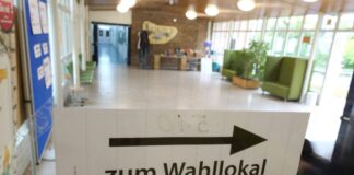 Polizei: vereinzelt Sachbeschädigungen vor Wahlstart Ein Zettel mit der Aufschrift «Zum Wahllokal» hängt in einer Grundschule im Ortsteil Kladow.