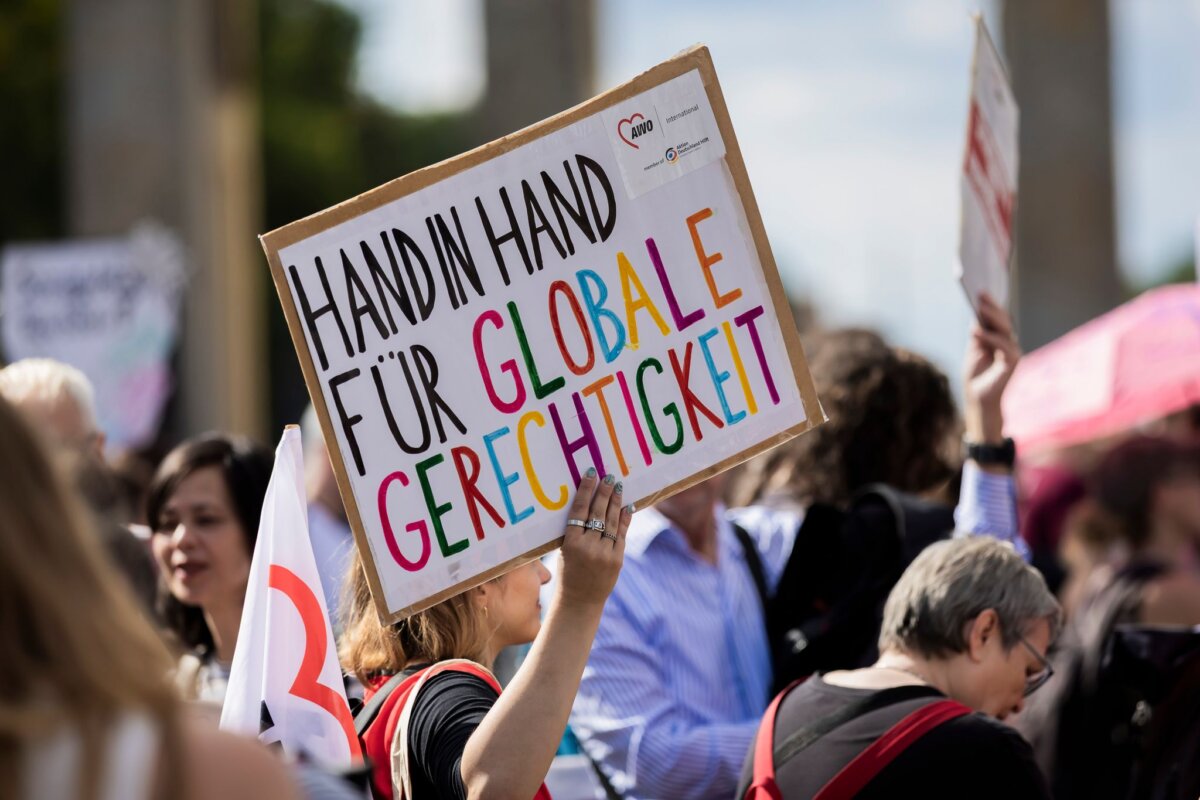 Demonstration für Zusammenhalt in Berlin Hinter der Demonstration unter dem Motto «Zeit, dass sich was dreht» steckt ein Bündnis aus fast 100 Organisationen, Initiativen und Gewerkschaften.
