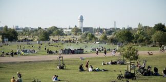 Bis zu 26 Grad: Berlin und Brandenburg genießen Sommerwetter Menschen genießen den Spätsommer auf dem Tempelhofer Feld. Der Höchstwert von 26 Grad wird am Dienstag in Cottbus und in Berlin-Dahlem erreicht. (Archivbild)
