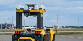 Roboter-Fahrzeug sucht am BER nach Hindernissen Das Roboxi genannte Fahrzeug sucht das Vorfeld und die Start- und Landebahnen nach herumliegenden Gegenständen wie Schrauben, Plastikmüll oder Asphalt-Bruchstücken ab.