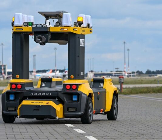 Roboter-Fahrzeug sucht am BER nach Hindernissen Das Roboxi genannte Fahrzeug sucht das Vorfeld und die Start- und Landebahnen nach herumliegenden Gegenständen wie Schrauben, Plastikmüll oder Asphalt-Bruchstücken ab.