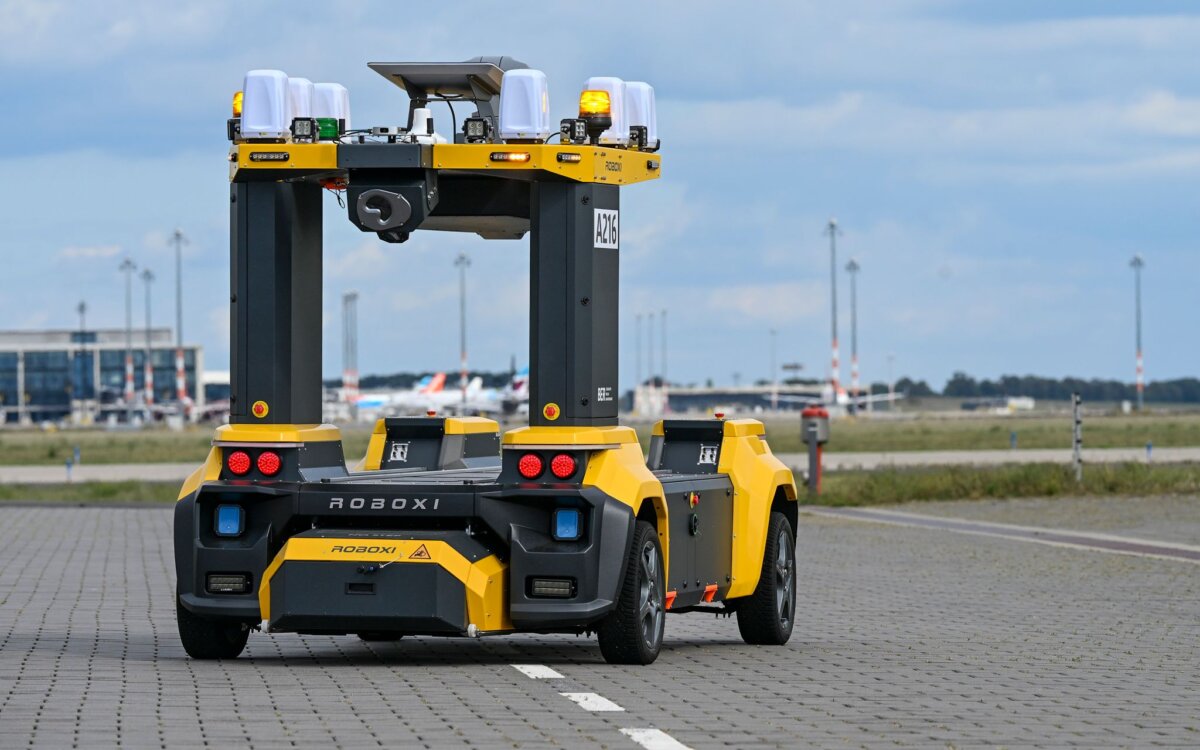 BER erprobt Einsatz von autonomem Roboter Das Roboxi genannte Fahrzeug sucht das Vorfeld und die Start- und Landebahnen nach herumliegenden Gegenständen wie Schrauben, Plastikmüll oder Asphalt-Bruchstücken ab.