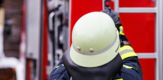 Herabstürzende Bauteile in Steglitz – Feuerwehr im Einsatz In Berlin-Steglitz fallen Bauteile von einer Hausfassade. (Symbolbild)