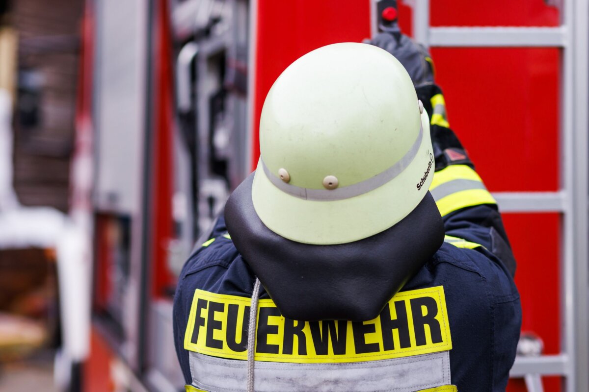 Feuerwehr In Berlin-Steglitz fallen Bauteile von einer Hausfassade. (Symbolbild)