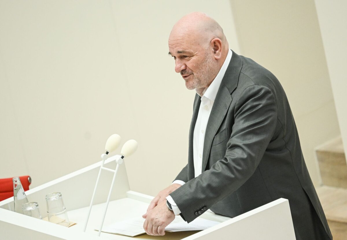 Brandenburgs Verkehrsminister Crumbach Der Brandenburger Verkehrsminister Crumbach will am bestehenden Nachtflugverbot für den Flughafen BER festhalten. (Archivbild)