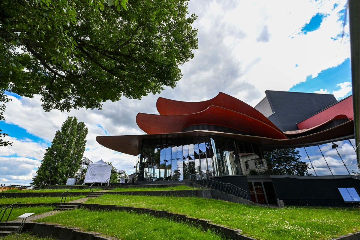 Hans Otto Theater Potsdam Seit 20 Jahren hat das Hans Otto Theater in Potsdam seine Heimat in der Schiffbauergasse am Tiefen See. (Archivbild)