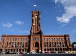 Berliner SPD will mit Linken über Regierungsbildung sprechen Wer übernimmt hier künftig das Steuer? (Archivbild)