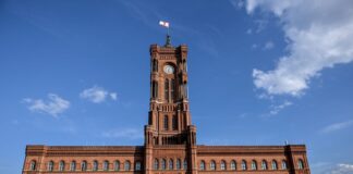 Berliner SPD will mit Linken über Regierungsbildung sprechen Wer übernimmt hier künftig das Steuer? (Archivbild)