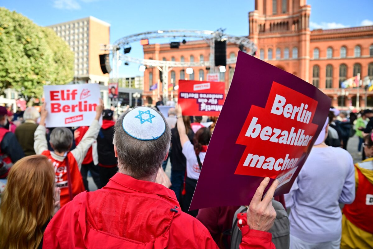 Abgeordnetenhauswahl Berlin - Abschluss Linke Ein Mann mit Kippa und Davidstern steht während des Wahlkampfabschlusses der Linken vor dem Roten Rathaus.