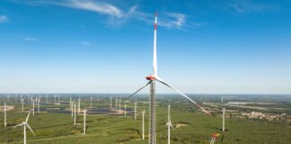 365 Meter: Höchstes Windrad der Welt erreicht seine Höhe Der Höhenwindturm - hier noch im Bau - ist die höchste Windenergieanlage der Welt und zugleich das zweithöchste Bauwerk Deutschlands. (Archivbild)