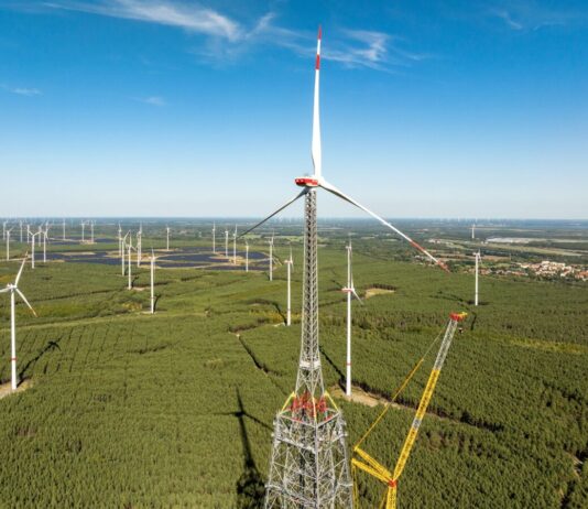 365 Meter: Höchstes Windrad der Welt erreicht seine Höhe Der Höhenwindturm - hier noch im Bau - ist die höchste Windenergieanlage der Welt und zugleich das zweithöchste Bauwerk Deutschlands. (Archivbild)