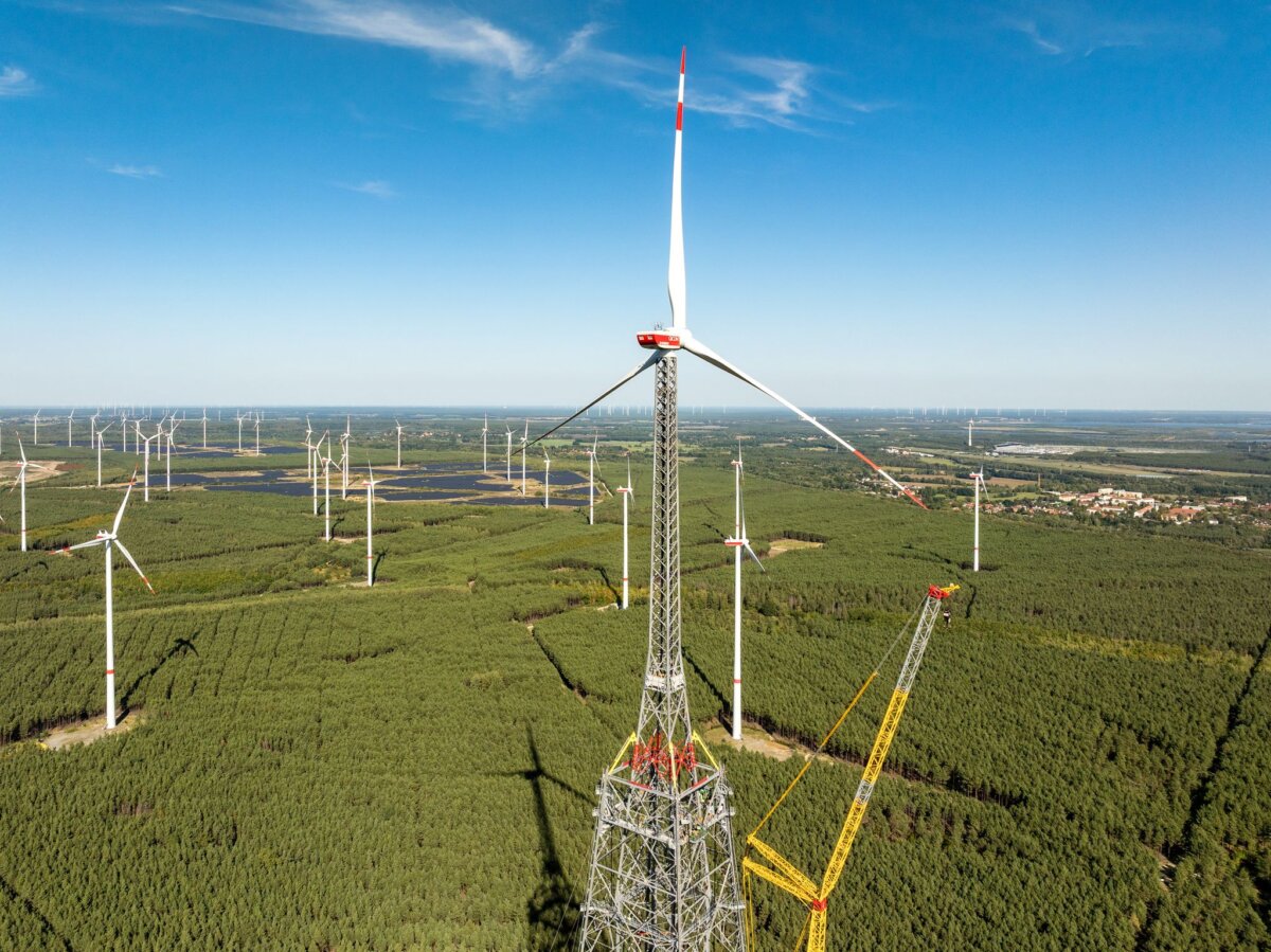 Gicon-Höhenwindturm Der Höhenwindturm - hier noch im Bau - ist die höchste Windenergieanlage der Welt und zugleich das zweithöchste Bauwerk Deutschlands. (Archivbild)