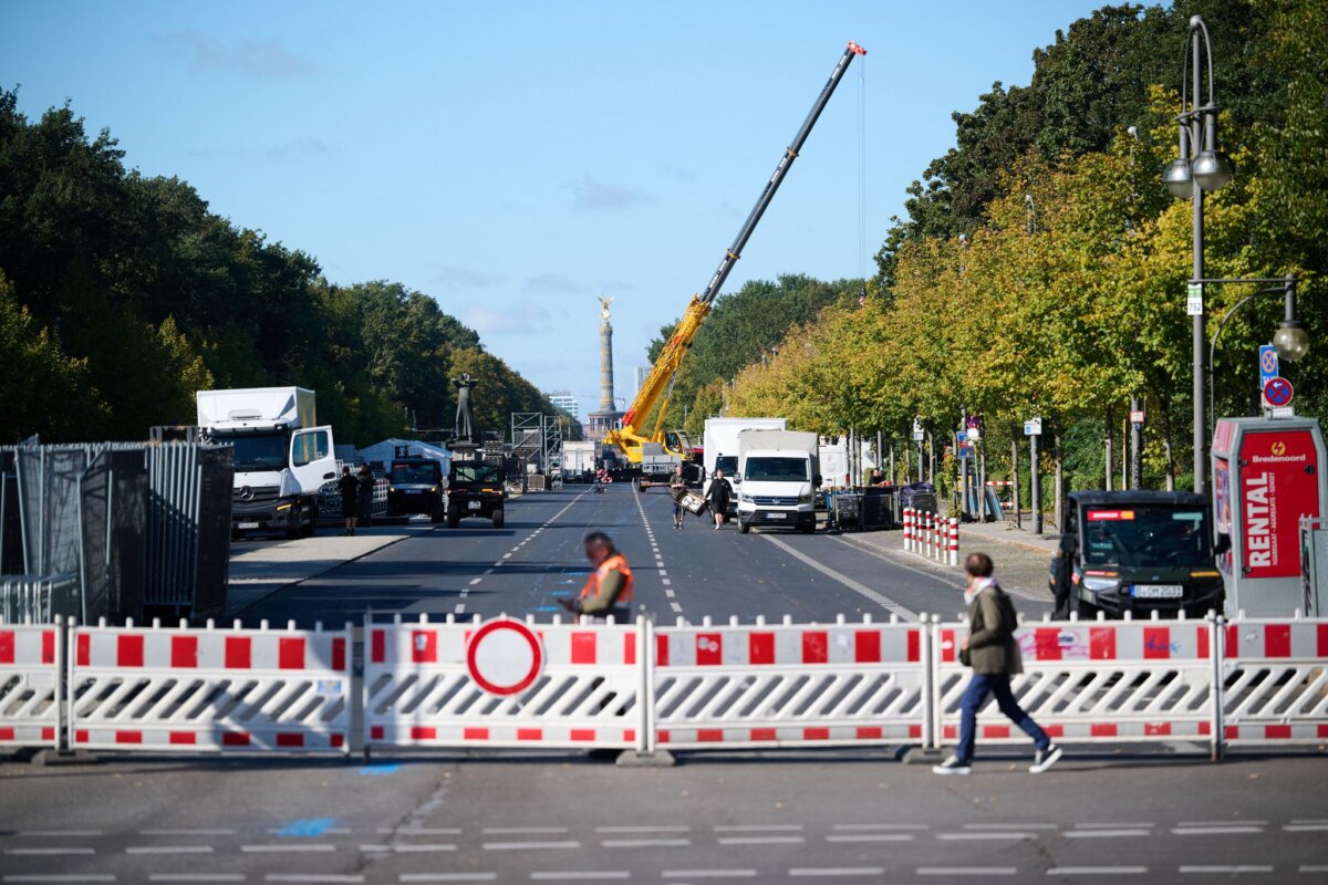 Berlin-Marathon Zahlreiche Absperrungen sind wegen des Berliner Marathons vorbereitet.