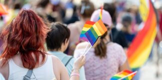 Regenbogen-Fahnen sind dabei: Bei CSDs in Brandenburgs wollen am Samstag queere Menschen gegen Diskriminierung und für Vielfalt auf die Straßen gehen. (Symbolbild)