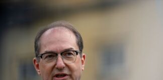 Dobrindt: Berliner Linke duldet Antisemiten in ihrem Umfeld Der Bundesinnenminister wendet sich an mögliche Koalitionspartner der Linken in Berlin.