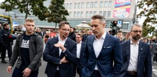 Laute Proteste gegen Rundgang der AfD in Neukölln Die Berliner AfD-Abgeordneten Thorsten Weiß (2.v.r.) und Alexander Bertram (r.) führten Abgeordnete der österreichischen Schwesterpartei FPÖ durch den Bezirk Neukölln.