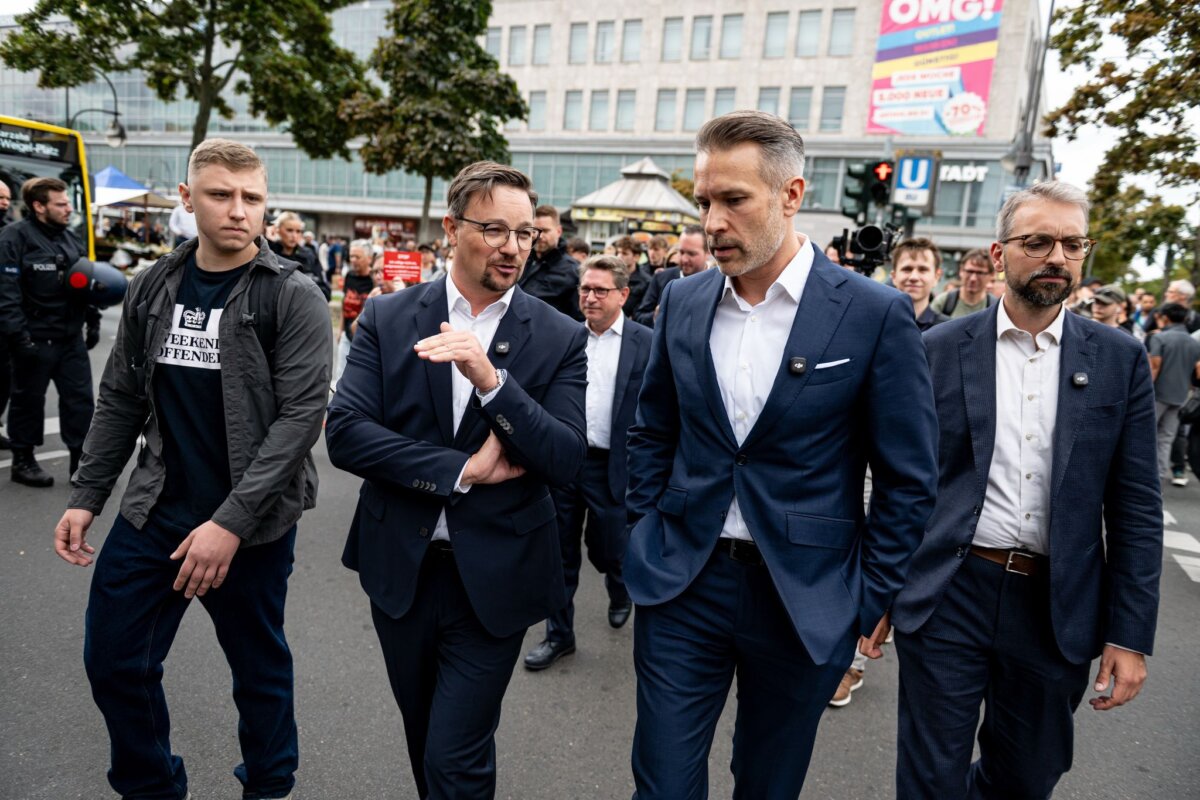 Vertreter der FPÖ aus Wien zu Gast bei AfD-Fraktion in Berlin Die Berliner AfD-Abgeordneten Thorsten Weiß (2.v.r.) und Alexander Bertram (r.) führten Abgeordnete der österreichischen Schwesterpartei FPÖ durch den Bezirk Neukölln.