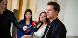 Berliner SPD rechnet mit Einladung zu Sondierungen SPD-Landesvorsitzender Steffen Krach sieht seine Partei vor schwierigen Gesprächen.