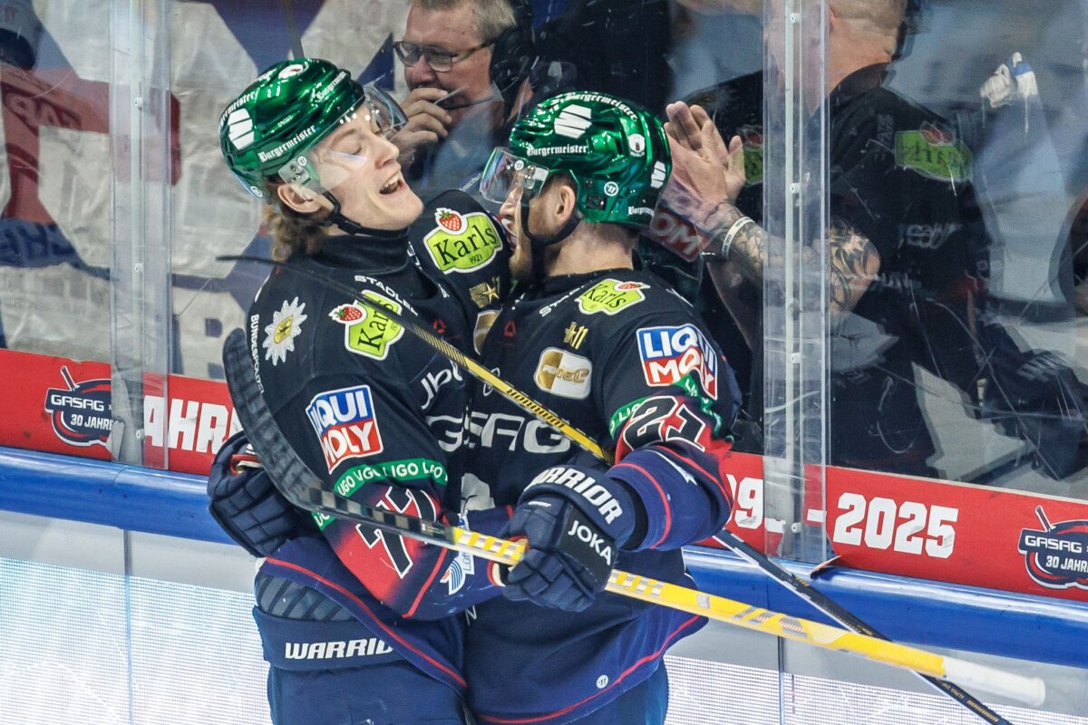 Eric Hördler Angreifer Eric Hördler (l.) erzielte beim Sieg der Eisbären Berlin gegen Herning Blue Fox in der CHL das 2:0. (Archivbild)