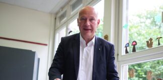 Kai Wegner (CDU), Regierender Bürgermeister von Berlin, gibt seiner Stimme ab im Wahllokal. 