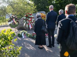 Denkmal für polnische Kriegsopfer soll ab 2027 entstehen Im Regierungsviertel stehen Menschen bei der Gedenkveranstaltung für die polnischen Opfer des Zweiten Weltkrieges.