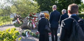 Denkmal für polnische Kriegsopfer soll ab 2027 entstehen Im Regierungsviertel stehen Menschen bei der Gedenkveranstaltung für die polnischen Opfer des Zweiten Weltkrieges.