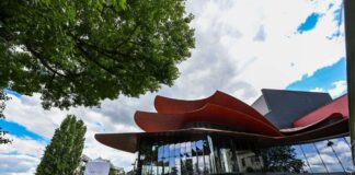 Potsdams Hans Otto Theater feiert 20 Jahre Neubau am See Seit 20 Jahren hat das Hans Otto Theater in Potsdam seine Heimat in der Schiffbauergasse am Tiefen See. (Archivbild)