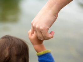 2.001 Kinder in Berlin lebten 2025 in einer Pflegefamilie Häufig bleiben Kinder bis sie 18 Jahre alt sind in ihrer Pflegefamilie. (Symbolbild)