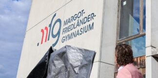 Schule umbenannt: Margot-Friedländer-Gymnasium in Spandau «Margot-Friedländer-Gymnasium» steht auf den Lettern des neu umbenannten Gymnasiums.
