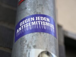 Antisemitische Songzeilen bei Linken-Event? Polizei prüft Die Berliner Linke-Spitzenkandidatin Elif Eralp hatte nach dem Vorfall gesagt: «Der Bezirksverband Neukölln hat den Sänger eingeladen, ich erwarte, dass dort aufgeklärt wird, wie es zu so einer Grenzüberschreitung kommen konnte und dass es Konsequenzen gibt. Ich stehe klar für den Schutz von jüdischen Leben und gegen jede Form von Antisemitismus.» (Archivbild)