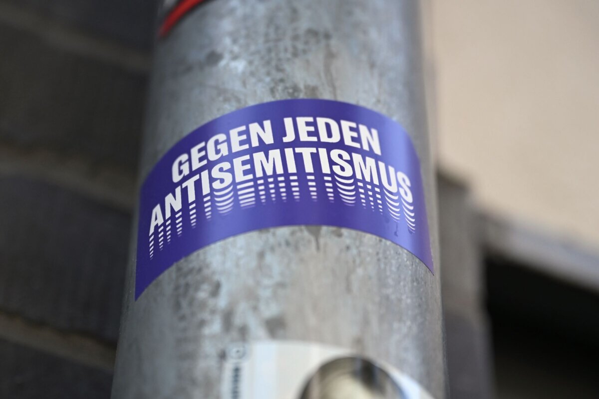 Sticker gegen Antisemitismus Die Berliner Linke-Spitzenkandidatin Elif Eralp hatte nach dem Vorfall gesagt: «Der Bezirksverband Neukölln hat den Sänger eingeladen, ich erwarte, dass dort aufgeklärt wird, wie es zu so einer Grenzüberschreitung kommen konnte und dass es Konsequenzen gibt. Ich stehe klar für den Schutz von jüdischen Leben und gegen jede Form von Antisemitismus.» (Archivbild)
