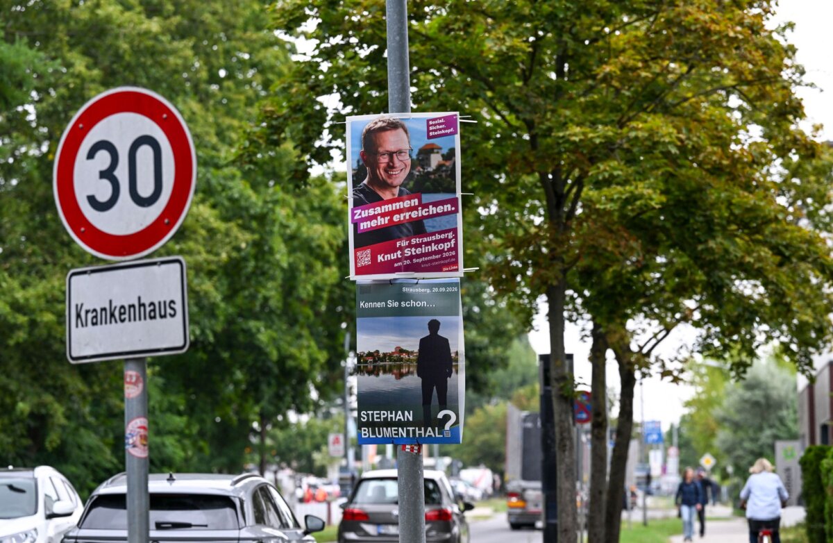 Wahlplakate in Strausberg Nach der Wiederholungswahl in Strausberg gehen eine Kandidatin und ein Kandidat in die Stichwahl. (Archivbild)