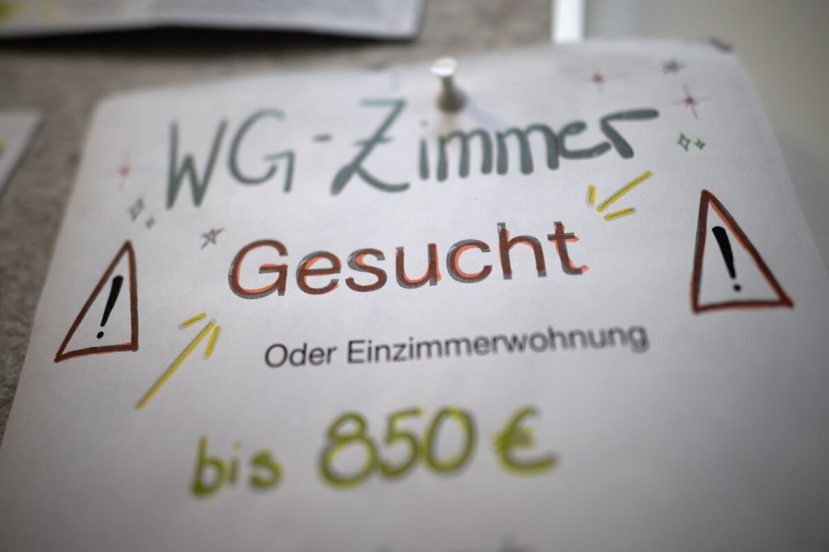 WG-Zimmer gesucht Ein WG-Zimmer für bis zu 850 Euro? In München laut einer neuen Auswertung gar nicht so leicht zu finden, in Berlin sieht es aktuell noch besser aus. (Symbolbild)