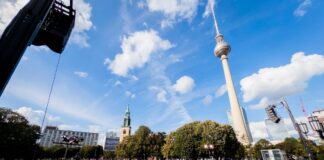 Mindestens 18.000 Menschen demonstrieren für Zusammenhalt Am Roten Rathaus fand die Abschlusskundgebung statt.