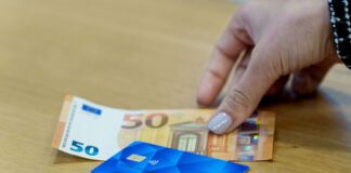 Asylbewerber erhalten mit der Bezahlkarte einen Teil der staatlichen Leistungen zum Lebensunterhalt als Guthaben über die Karte und entsprechend weniger Bargeld. 